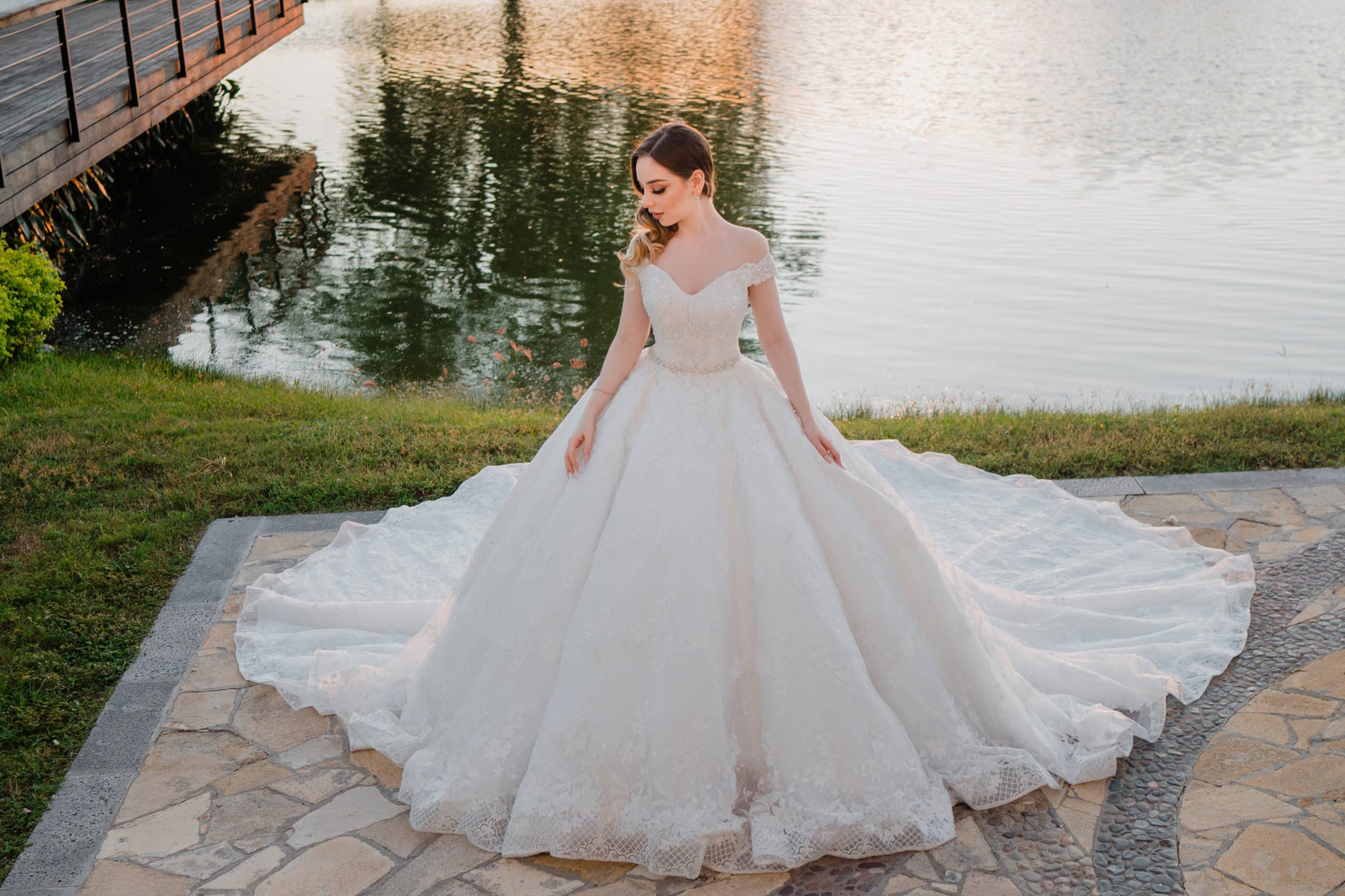 VESTIDOS DE NOVIA BRILLANTES CON VELO LARGO 