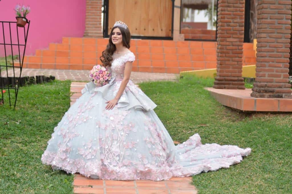 Acorde a los gustos de nuestras quinceañeras más exigentes. Colección  Deluxe DIAMONDS. Vestidos de quinces rosa palo 