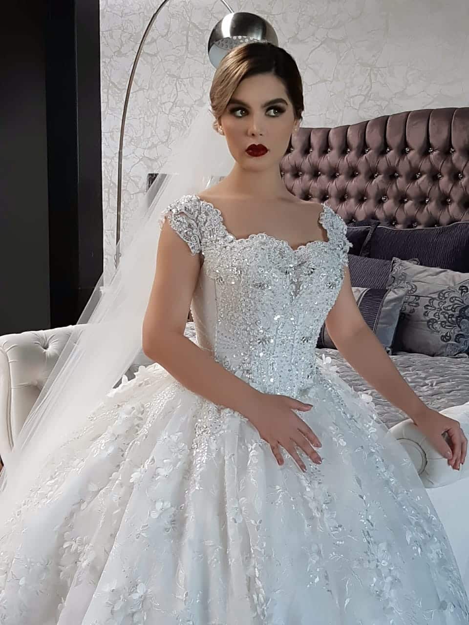 Vestido de novia con cola larga