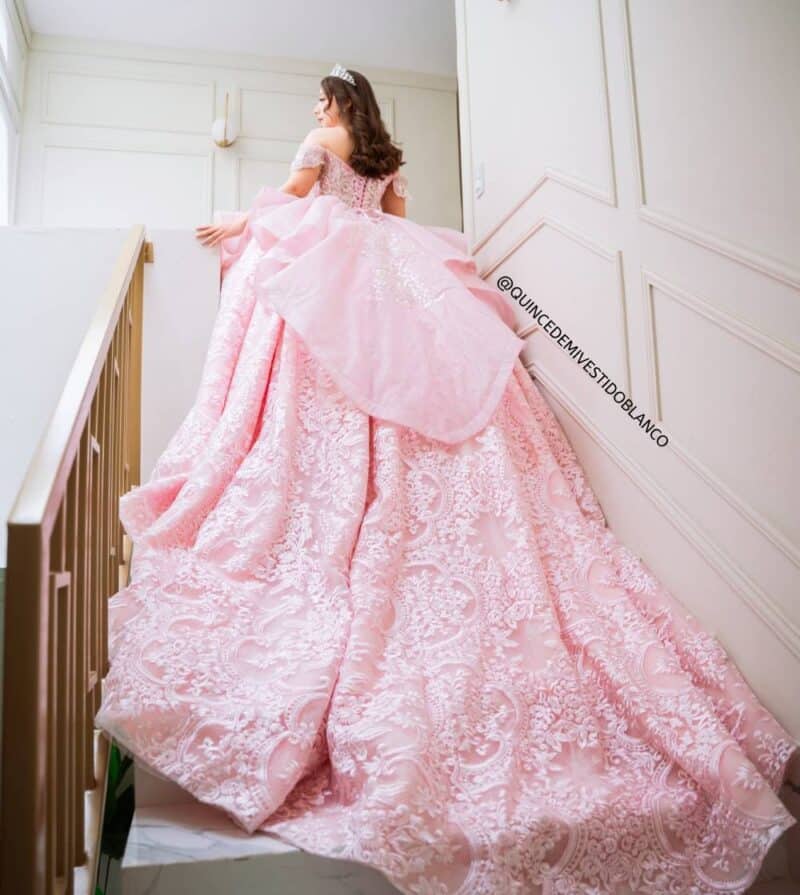 VESTIDOS PARA QUINCEAÑERAS 2026 COLOR ROSA PASTEL DE ENCAJE