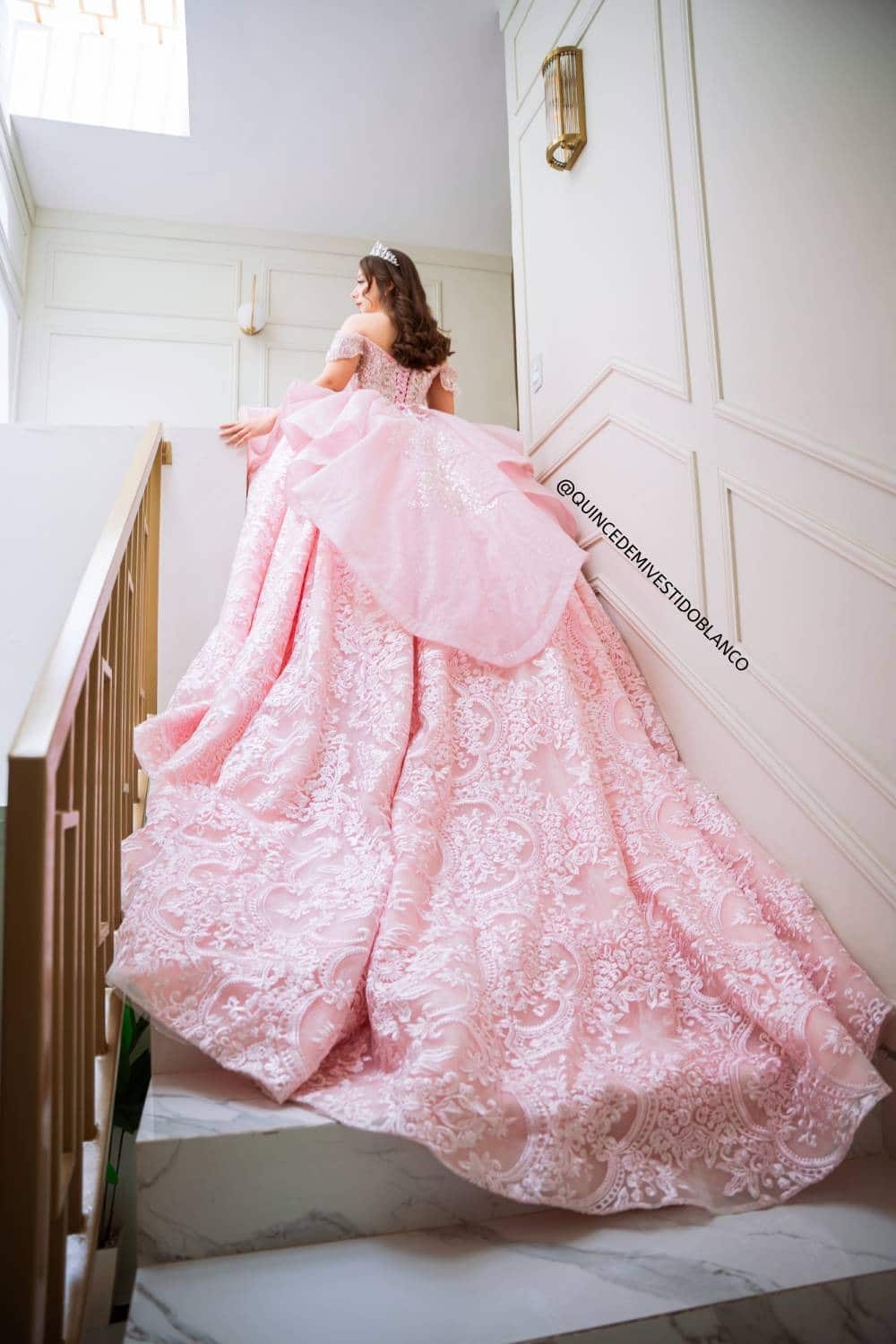 VESTIDOS PARA QUINCEAÑERAS 2026 COLOR ROSA PASTEL DE ENCAJE