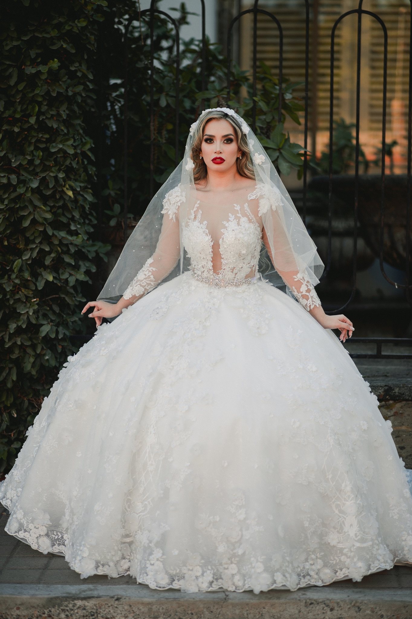 Vestido de novia de manga larga en corte sirena con bordado de pedrería