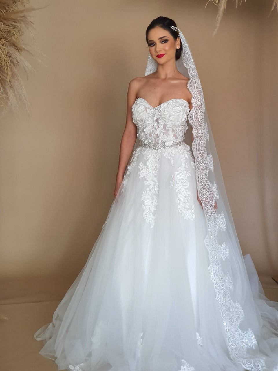 Vestidos de novia hermosos y elegantes de nuestra línea Allure 