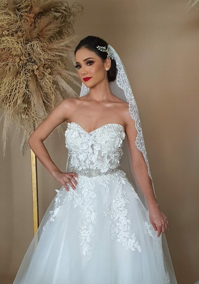 Vestidos de novia con encaje y flores