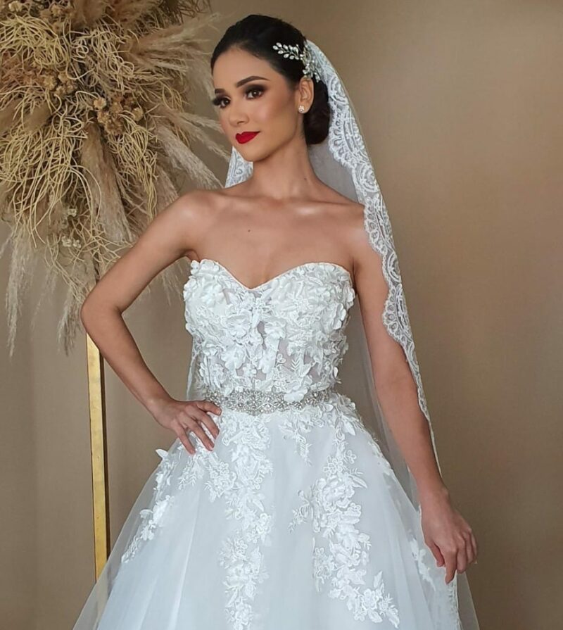 Vestidos de novia con encaje y flores