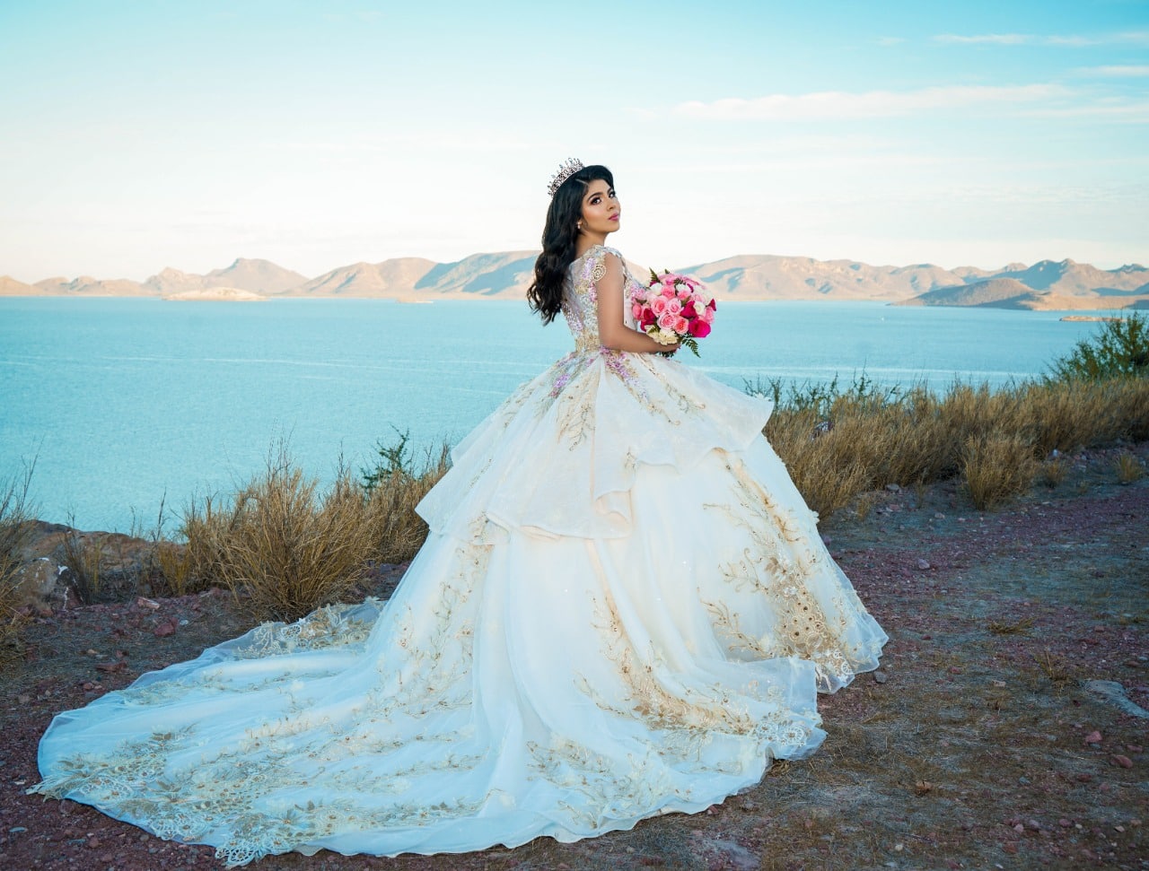 Acorde a los gustos de nuestras quinceañeras más exigentes. Colección  Deluxe DIAMONDS. Vestidos de quinces rosa palo 