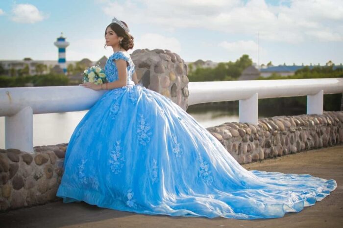 quinceañera con vestido azul cielo