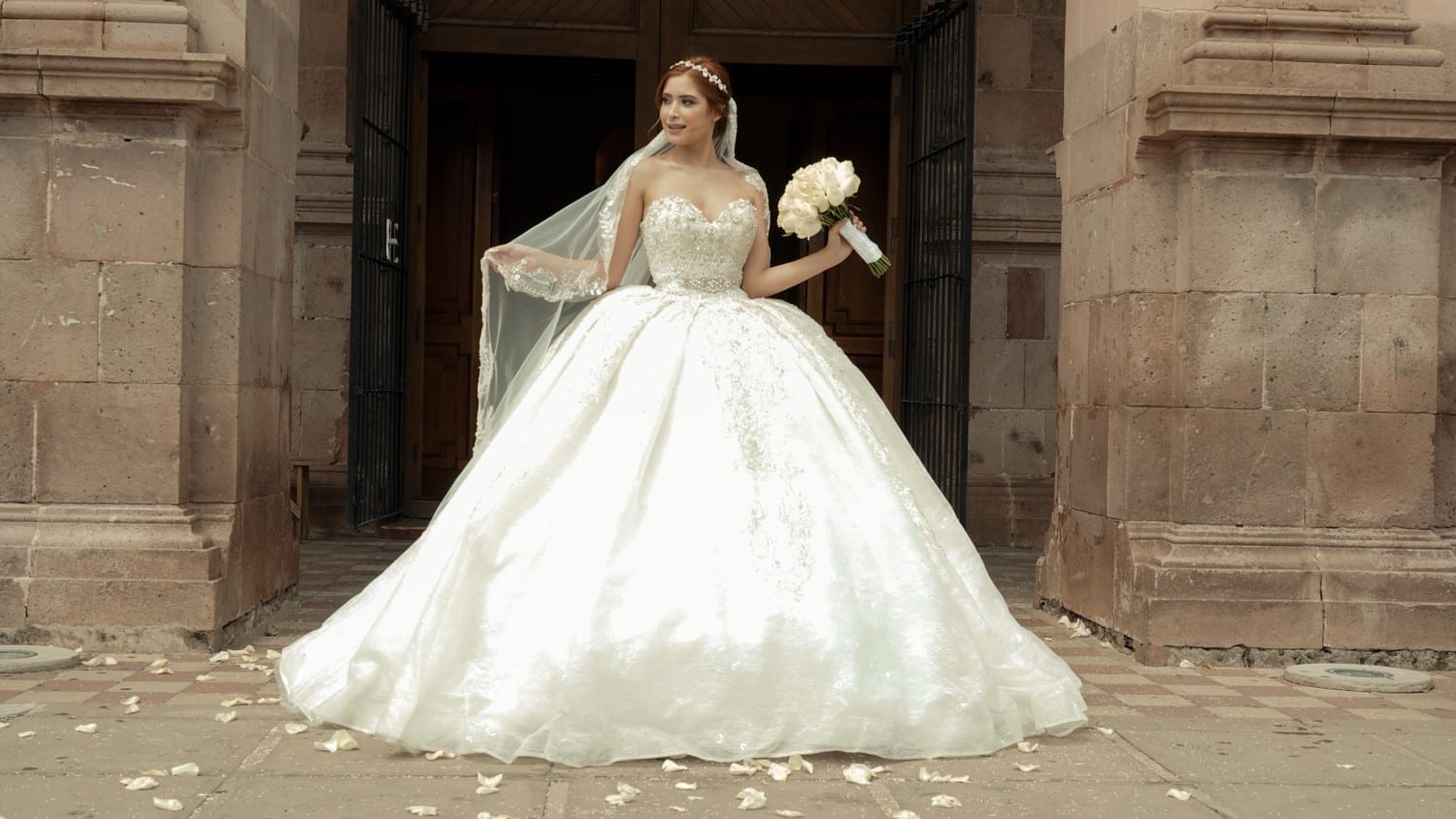 Tenemos vestidos de novia corte princesa con encaje hermosos y