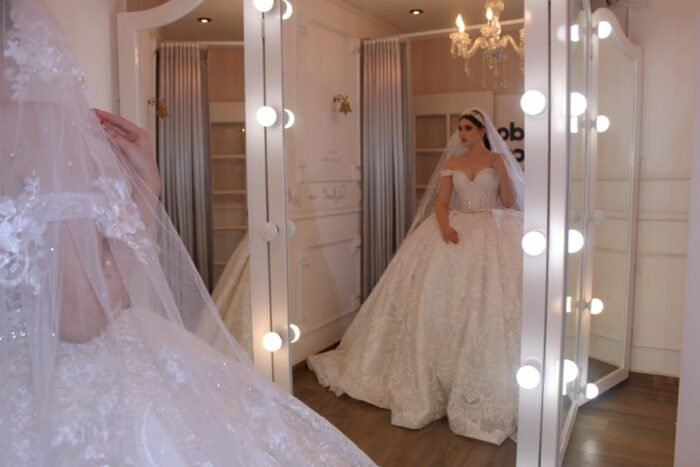 Admira este bello vestido de novia corte princesa con encaje bordado - Image 4