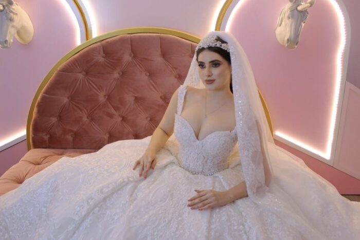 Admira este bello vestido de novia corte princesa con encaje bordado - Image 3