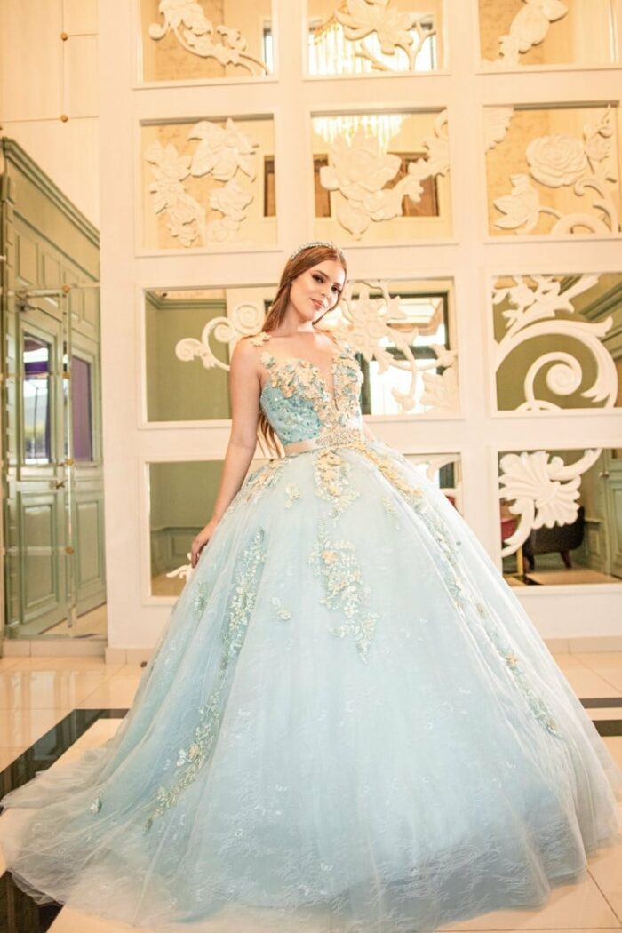 Vestido azul cielo para quinceañeras - Image 2
