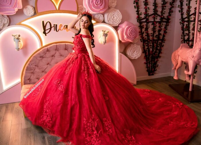 Enamórate de nuestros vestidos de 15 años rojos modernos