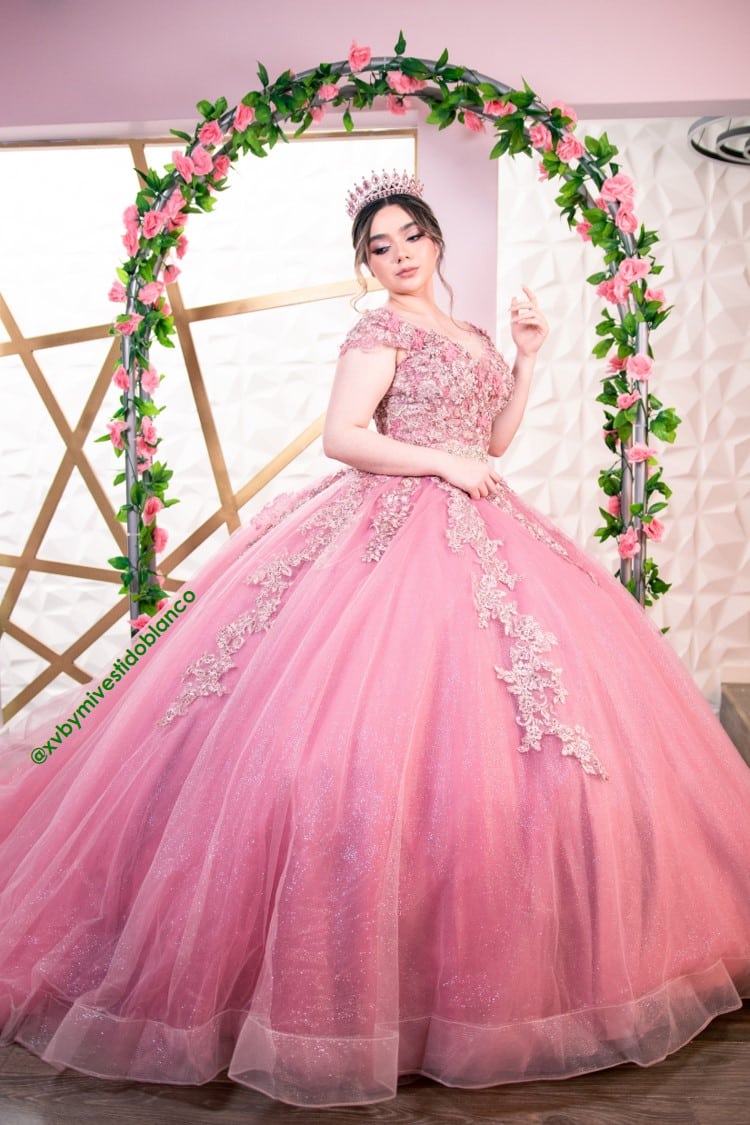 Vestido de quince color rosa con flores 