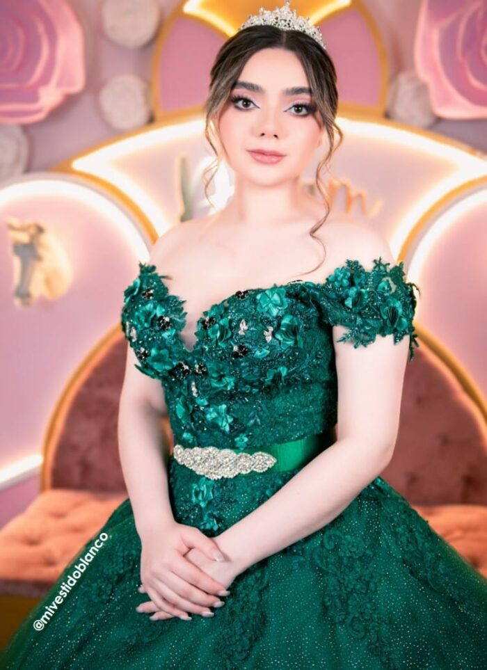 Vestidos de 15 años color verde botella con brillos - Image 3