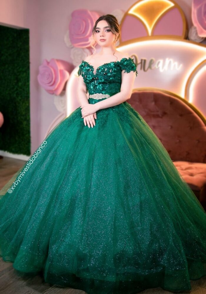 Vestidos de 15 años color verde botella con brillos - Image 4