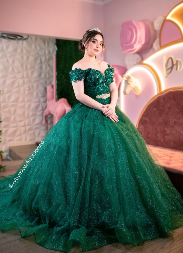 Vestidos de 15 años color verde botella con brillos 