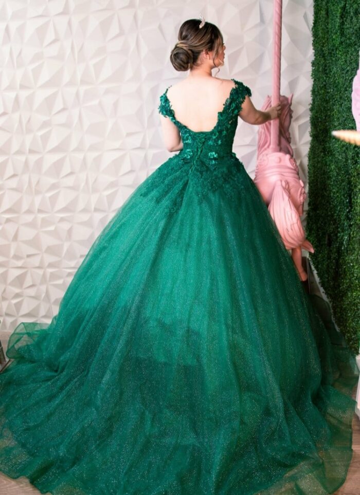 Vestidos de 15 años color verde botella con brillos - Image 2