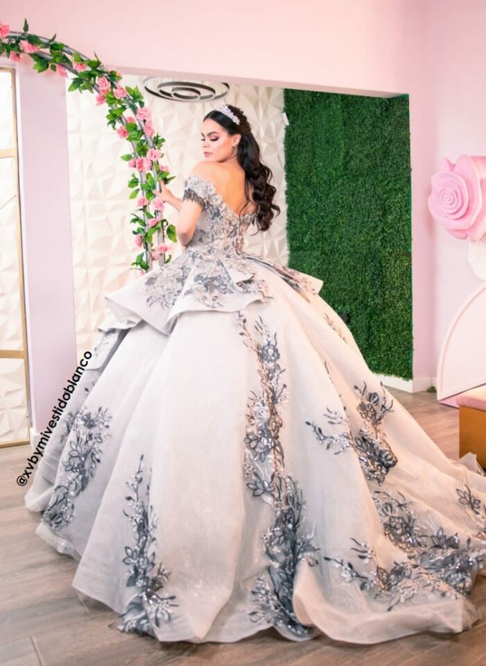 Vestidos de 15 años 2023 modernos color gris con plata - Image 2