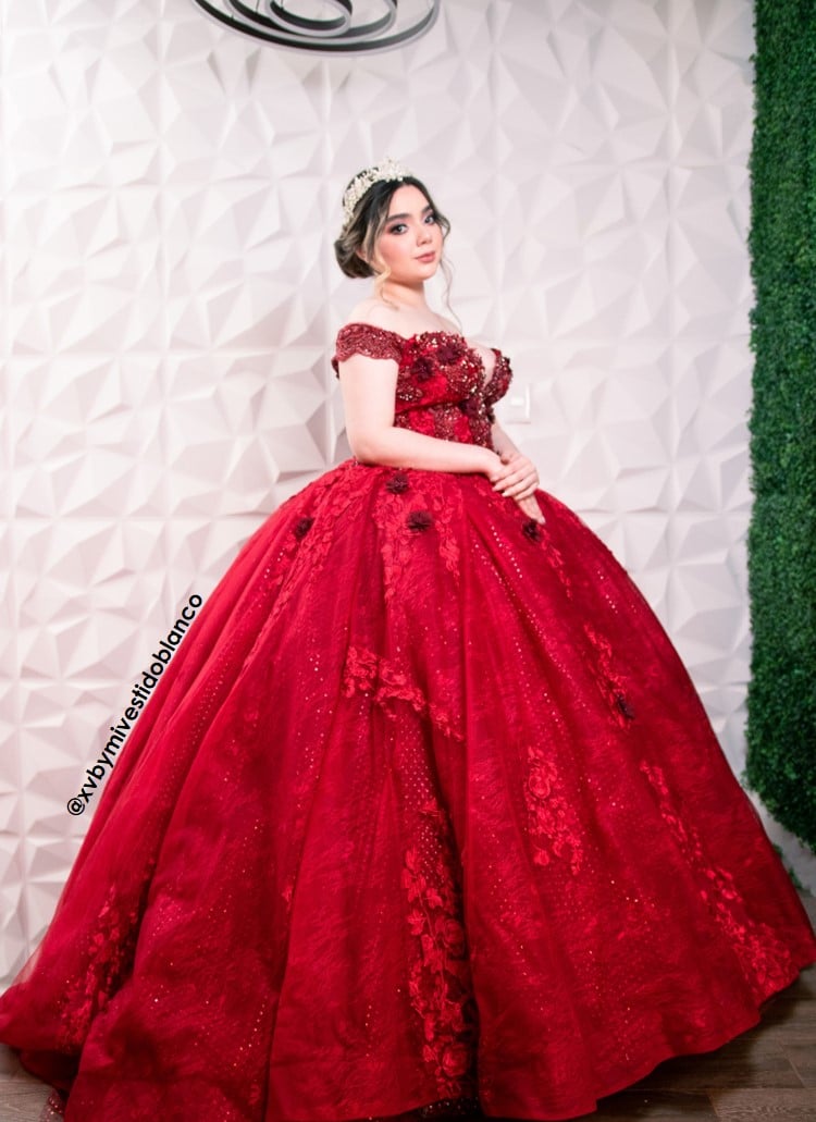 Tenemos vestidos de xv años rojo con brillos 