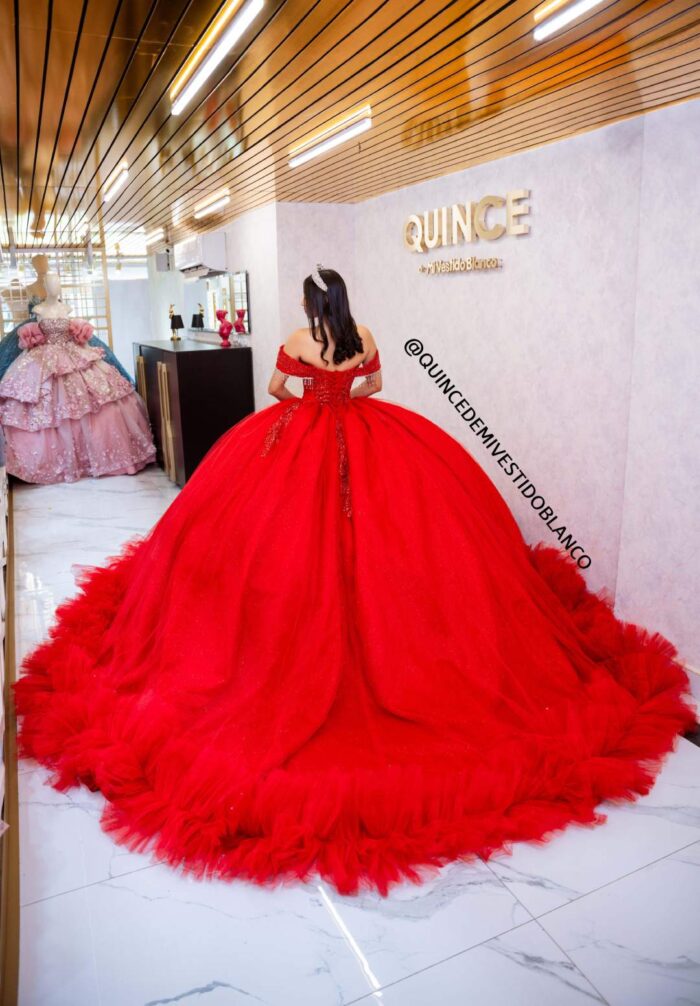 Tenemos vestidos de xv años rojo con brillos - Image 2