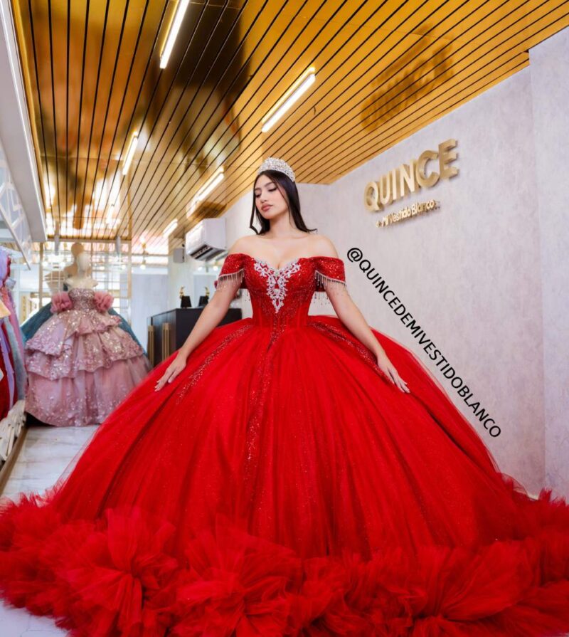 Tenemos vestidos de xv años rojo con brillos