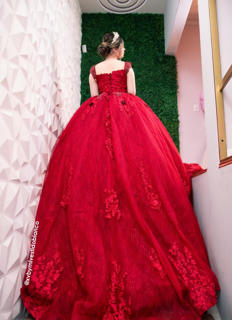 Tenemos vestidos de xv años rojo con brillos 