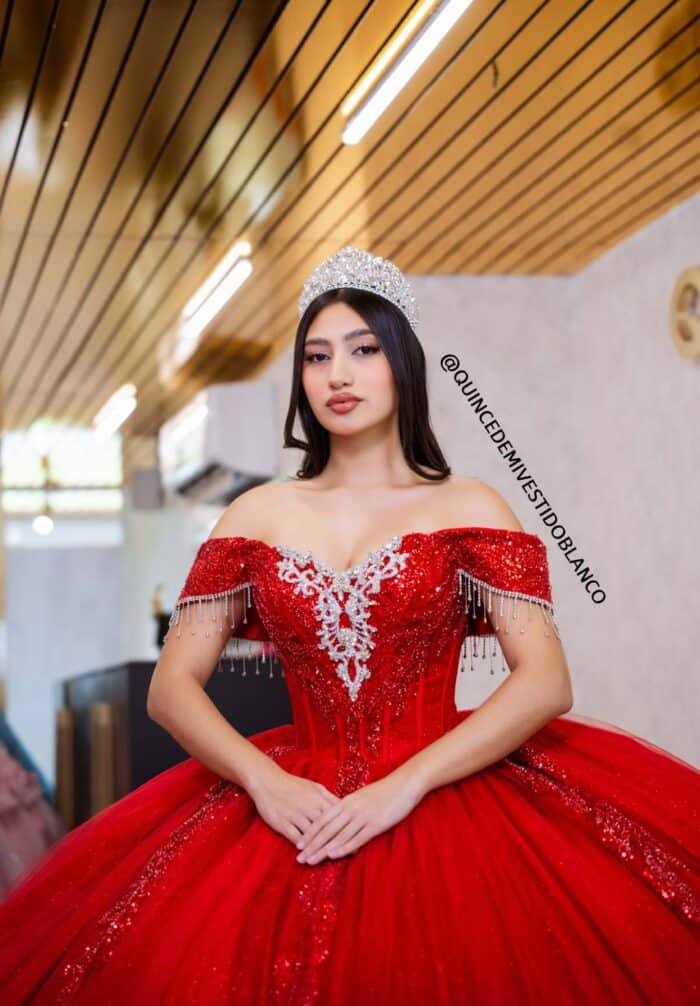 Tenemos vestidos de xv años rojo con brillos - Image 5