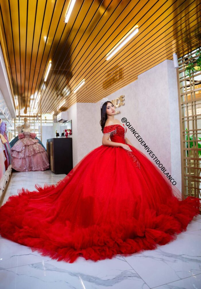 Tenemos vestidos de xv años rojo con brillos - Image 3