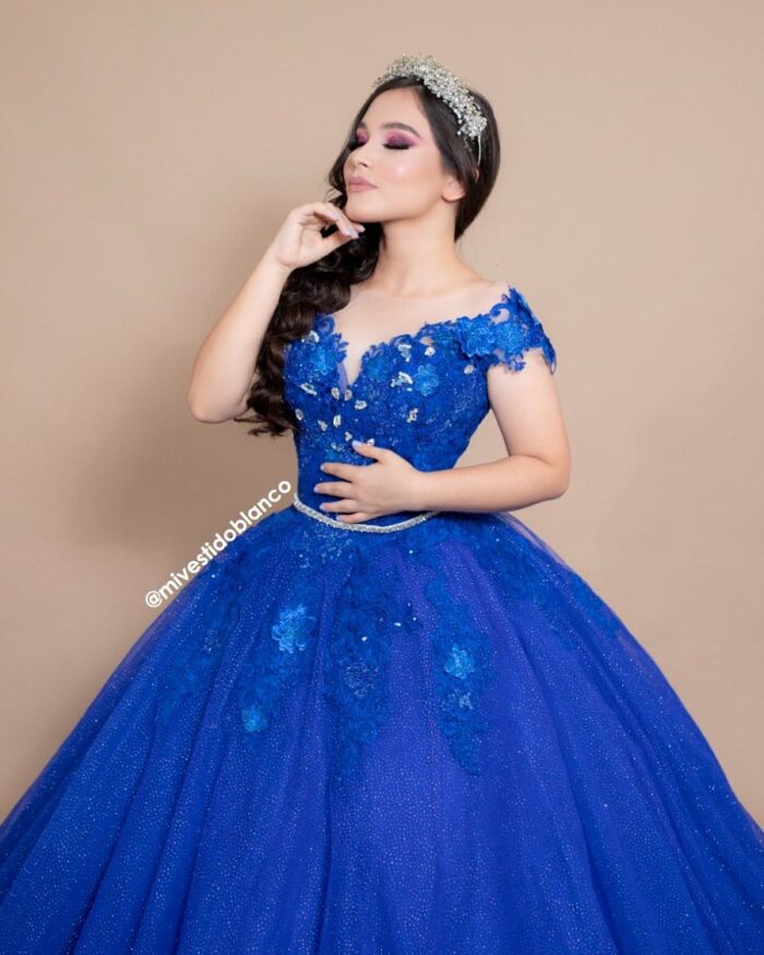 Tenemos vestido de xv años color azul rey en nuestras sucursales