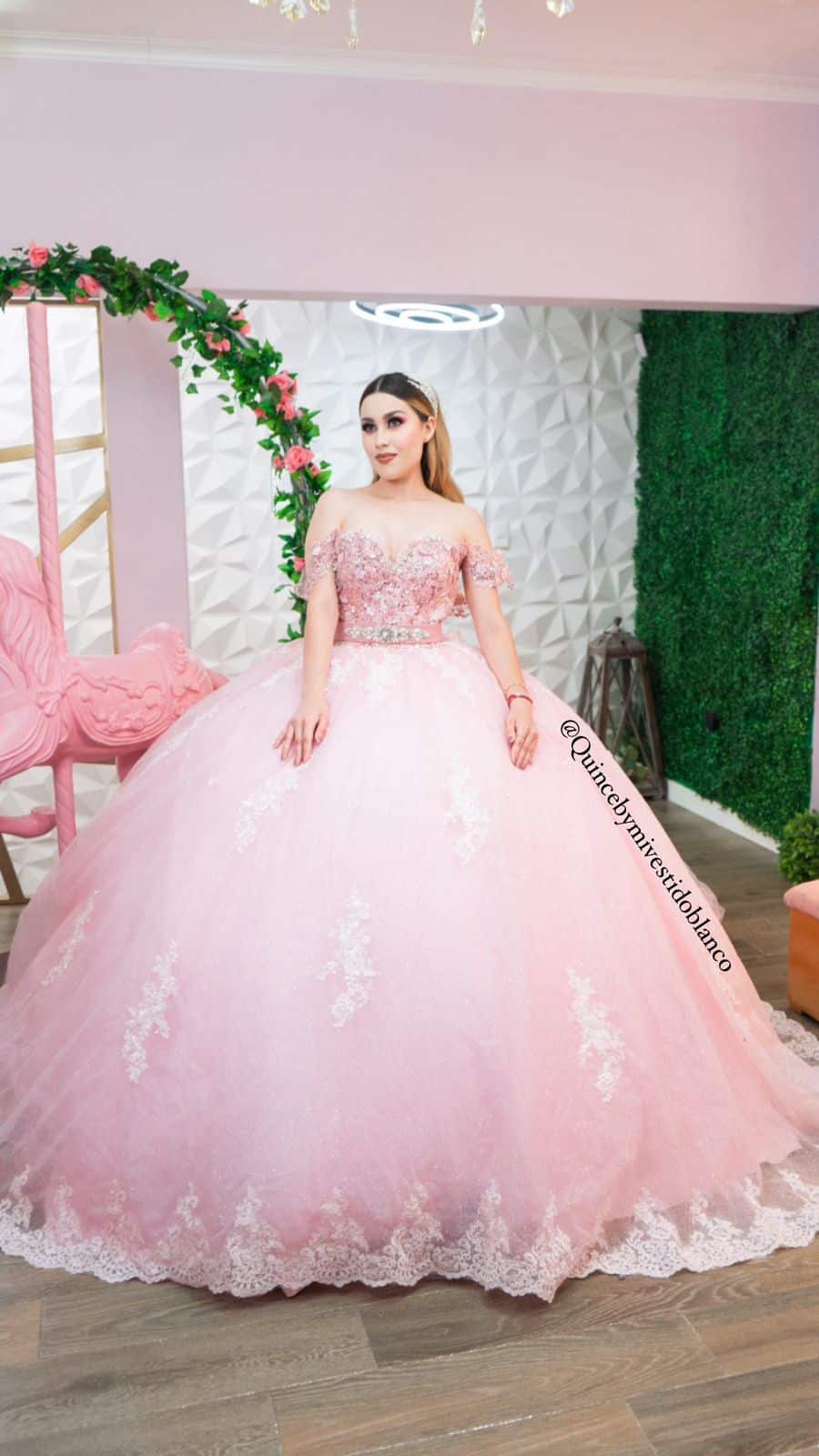 Acorde a los gustos de nuestras quinceañeras más exigentes. Colección  Deluxe DIAMONDS. Vestidos de quinces rosa palo 