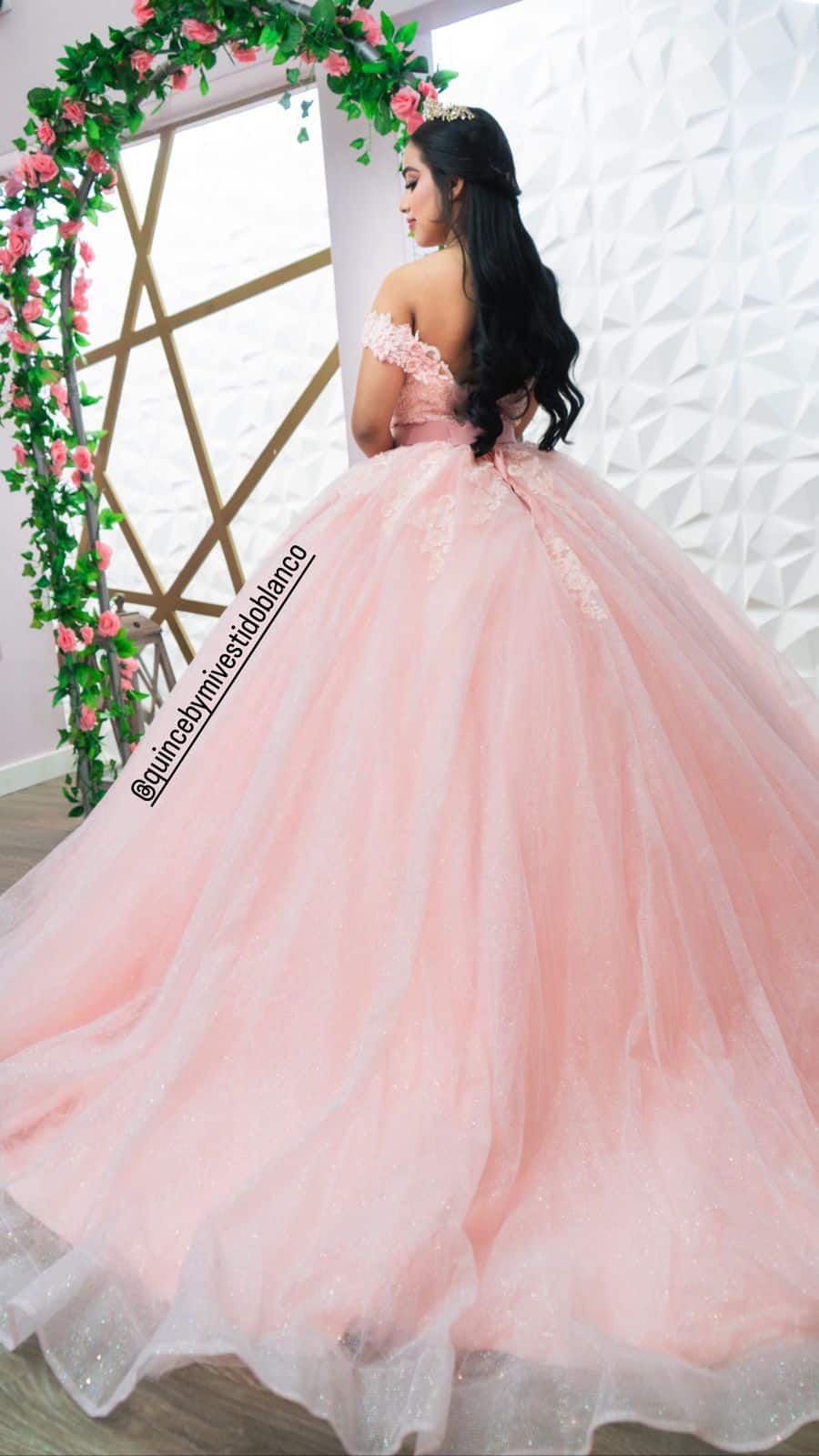 Acorde a los gustos de nuestras quinceañeras más exigentes. Colección  Deluxe DIAMONDS. Vestidos de quinces rosa palo 