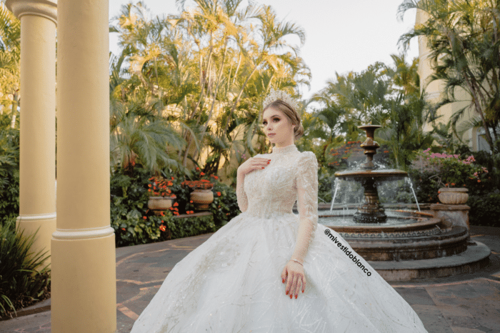 Vestido de novia corte princesa manga larga - Colección CRYSTALS. - Image 3
