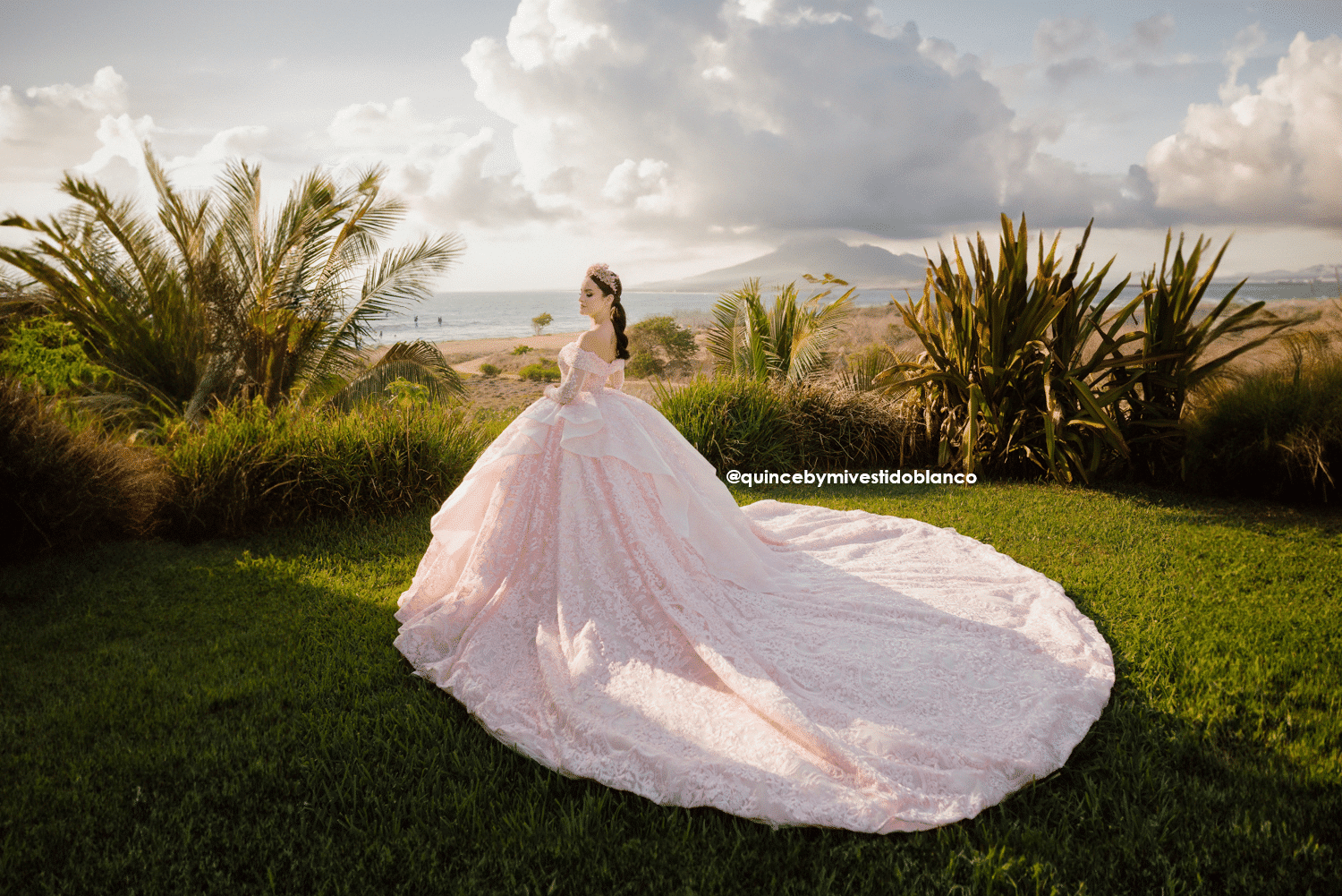 Contamos con modernos vestidos de quince años rojos mexicanos 