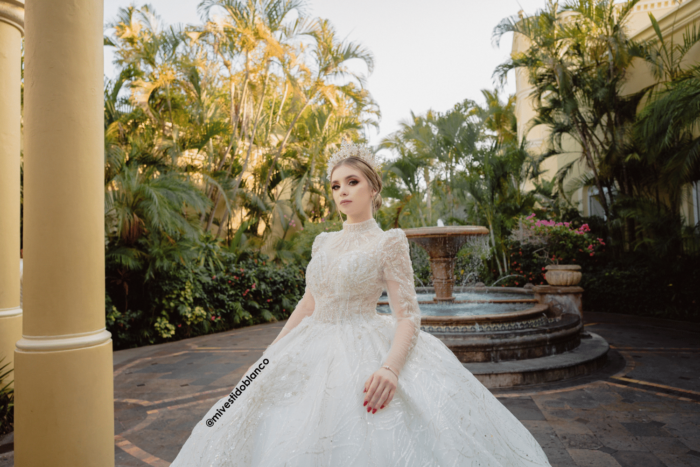 Vestido de novia corte princesa manga larga - Colección CRYSTALS. - Image 2