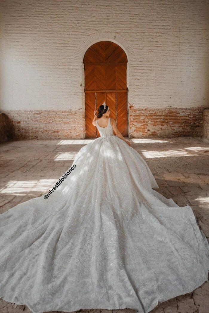 Bello vestido de novia corte princesa. - Image 2