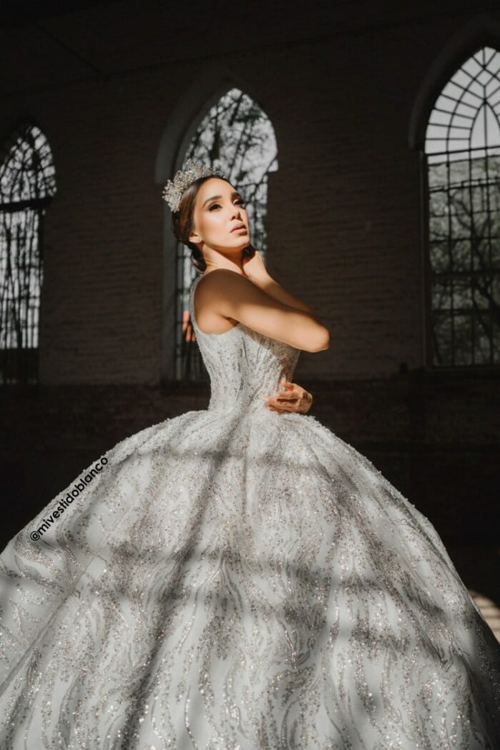 Bello vestido de novia corte princesa. - Image 6