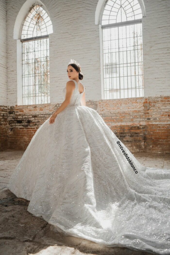 Bello vestido de novia corte princesa. - Image 7