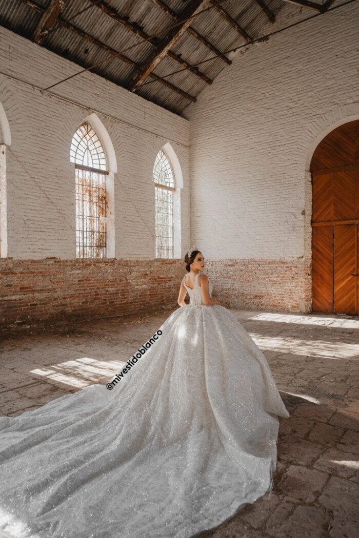 Bello vestido de novia corte princesa. - Image 5