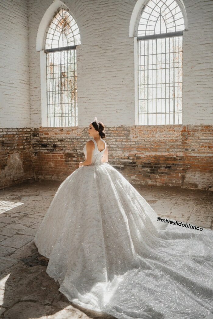 Bello vestido de novia corte princesa. - Image 4